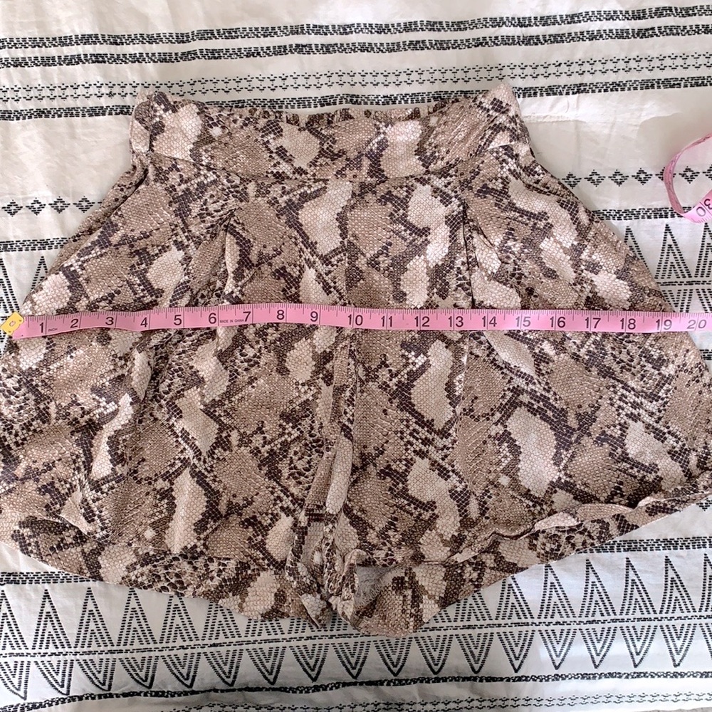 H&M Flowy Pleated Shorts in Python Print Size: 4 - Picture 8 of 8